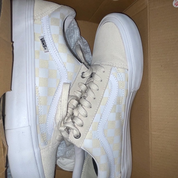 Vans - Picture 2 of 2